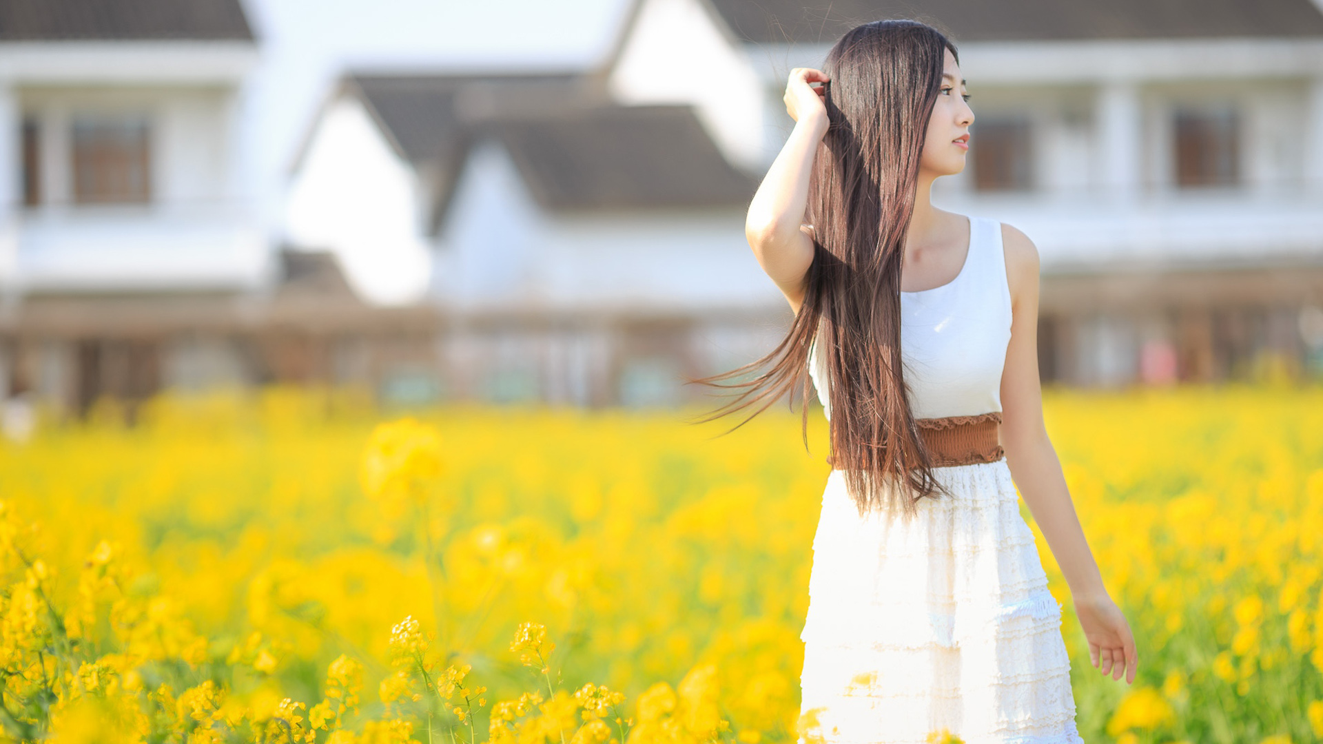 长发侧颜女神，清纯白裙绽笑花海中，免费电脑壁纸高清下载
