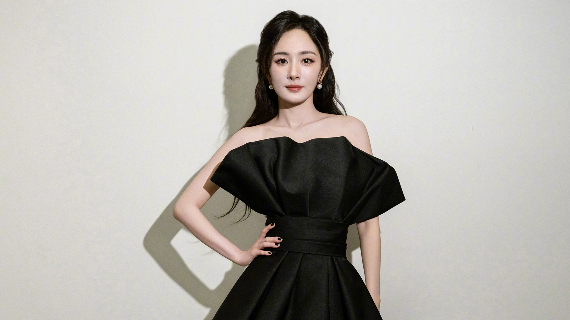 杨幂黑色裙子气质美女桌面壁纸，免费电脑壁纸下载