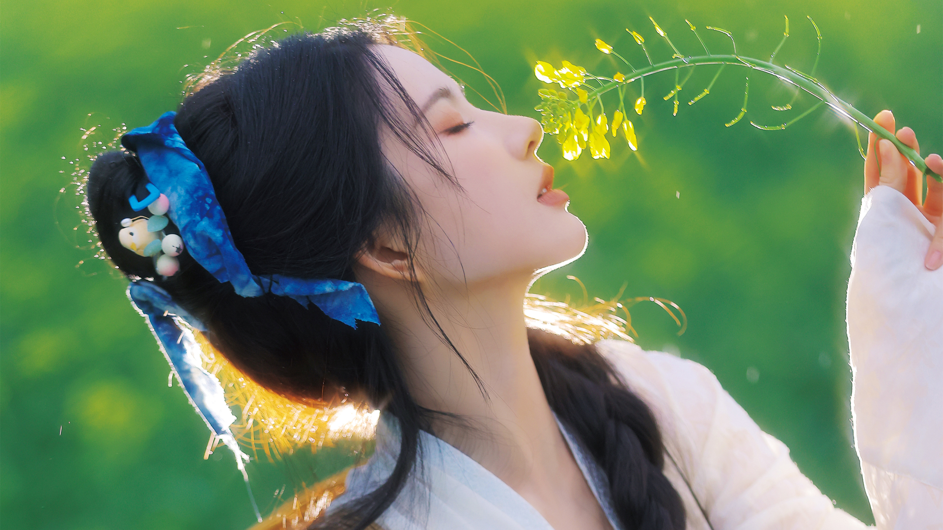 清新唯美闭眼刘些宁桌面壁纸，免费电脑壁纸下载