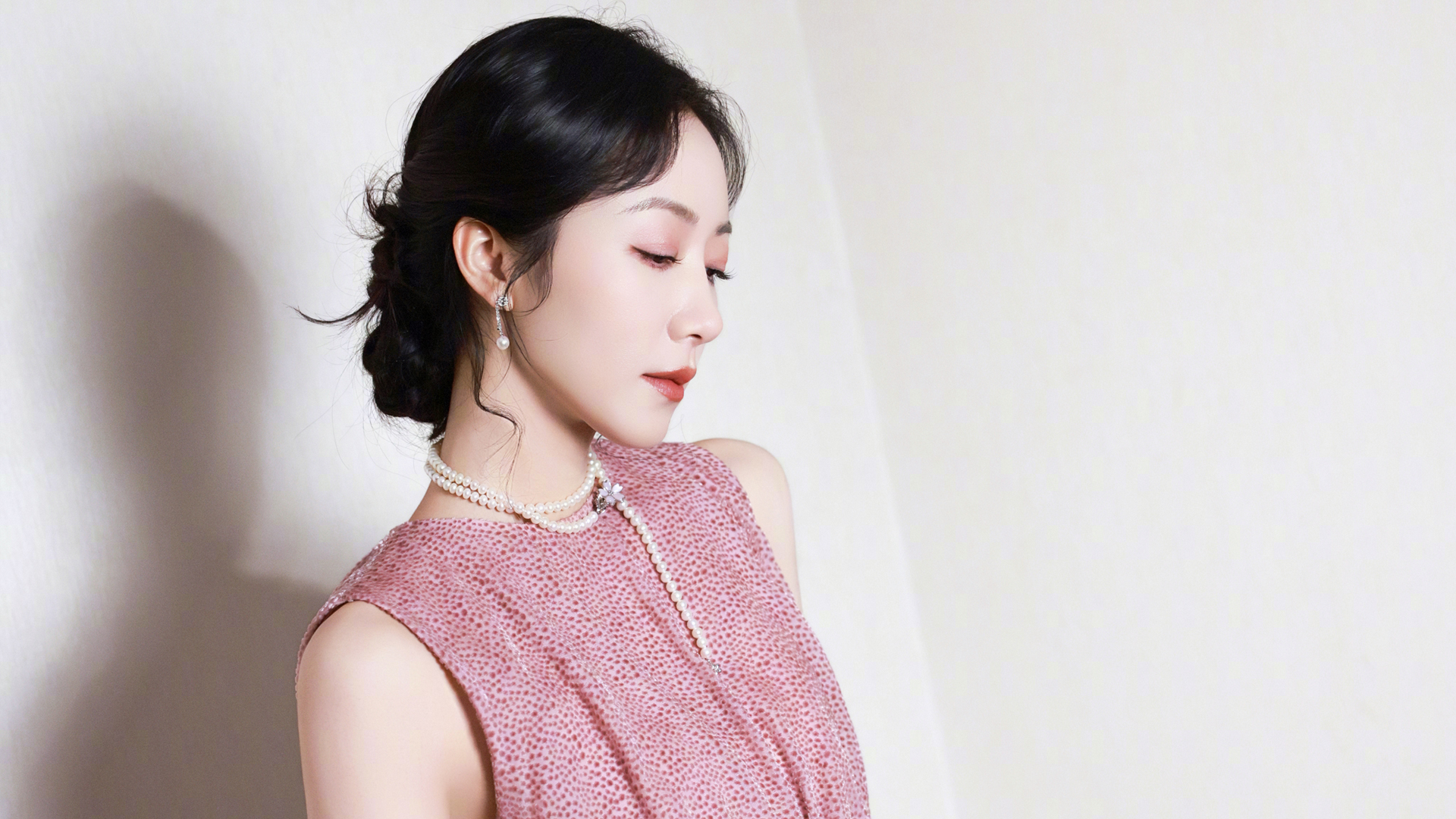 韩雪侧脸高清美女壁纸，免费电脑桌面下载