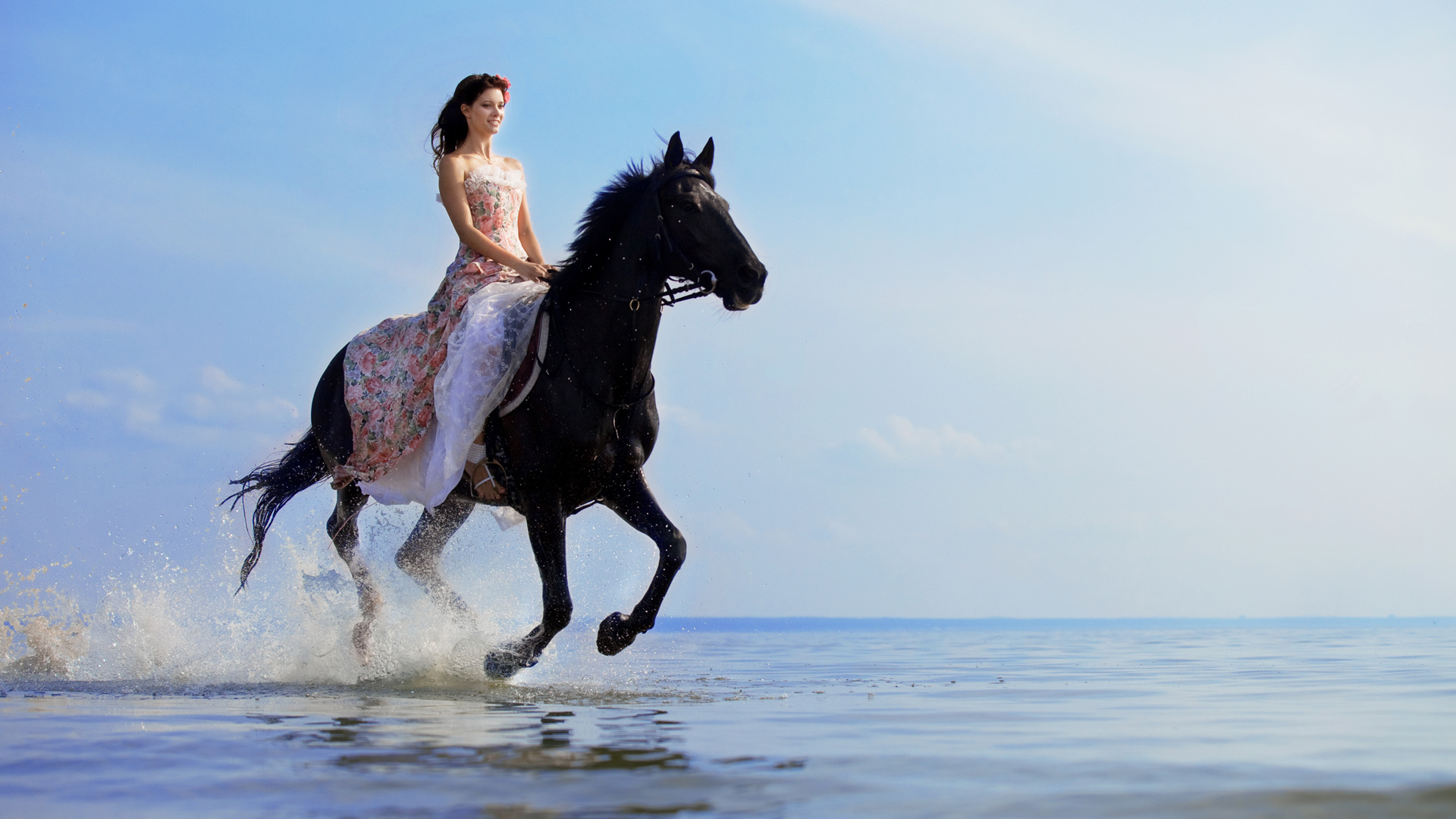 海边骑马美女2K高清壁纸，免费电脑桌面美图下载