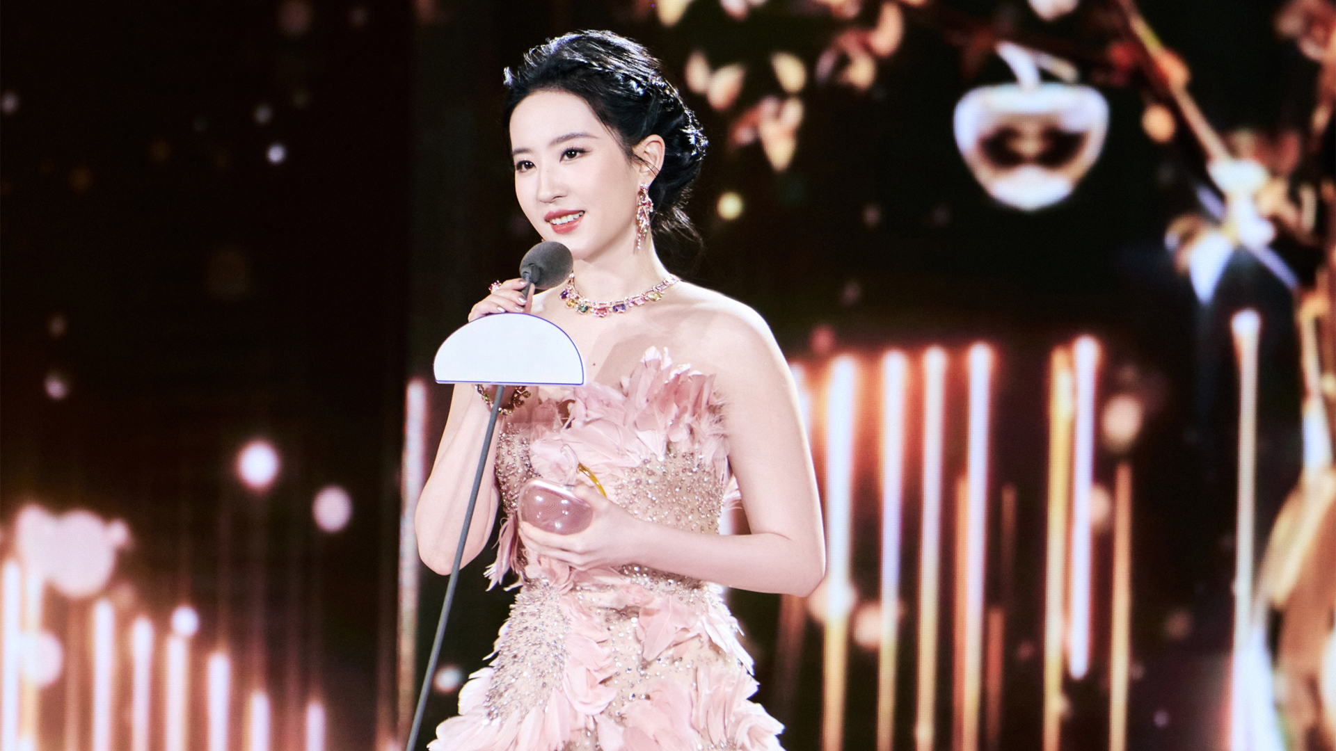 刘亦菲梦幻粉羽礼服美女桌面壁纸，免费下载电脑壁纸