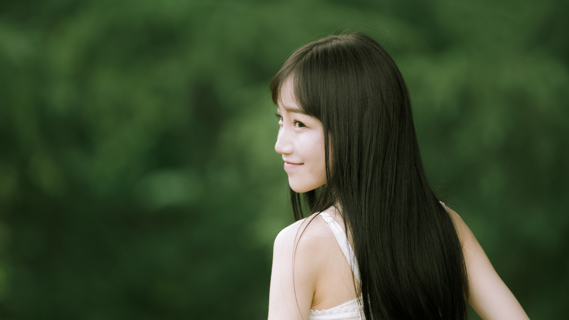 浅浅微笑清纯美女桌面壁纸，免费电脑壁纸下载专区