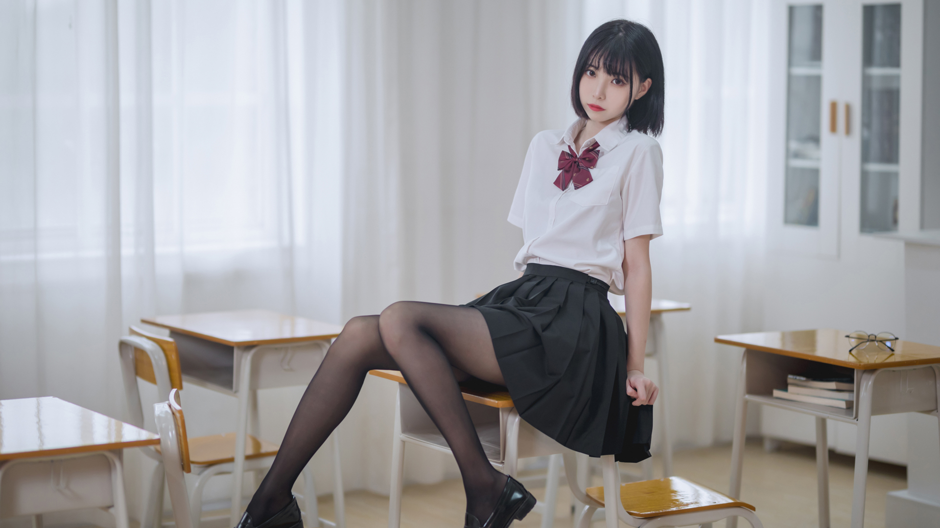美女教室JK制服诱惑，高清黑色丝袜壁纸免费下载，电脑桌面美化必备！