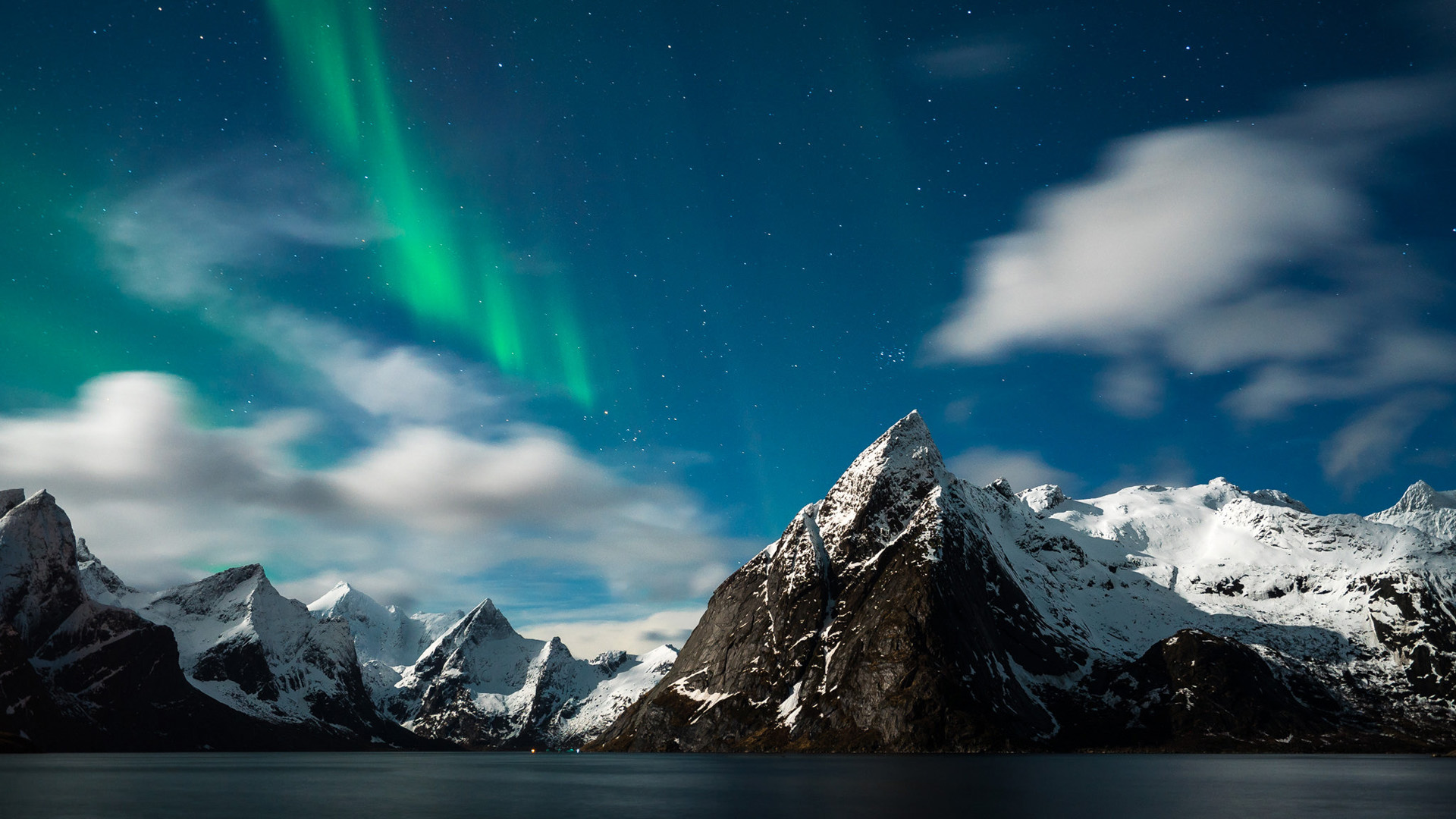 挪威雪山湖水映天穹，北极星光星星缀，绝美风景壁纸免费下载