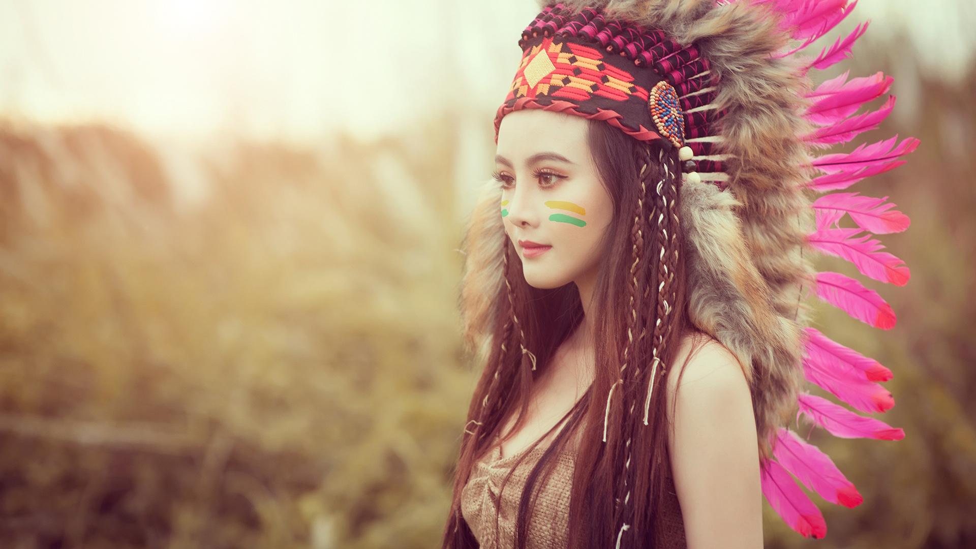 粉色羽毛辫美女壁纸，高清免费下载，装点你的电脑桌面