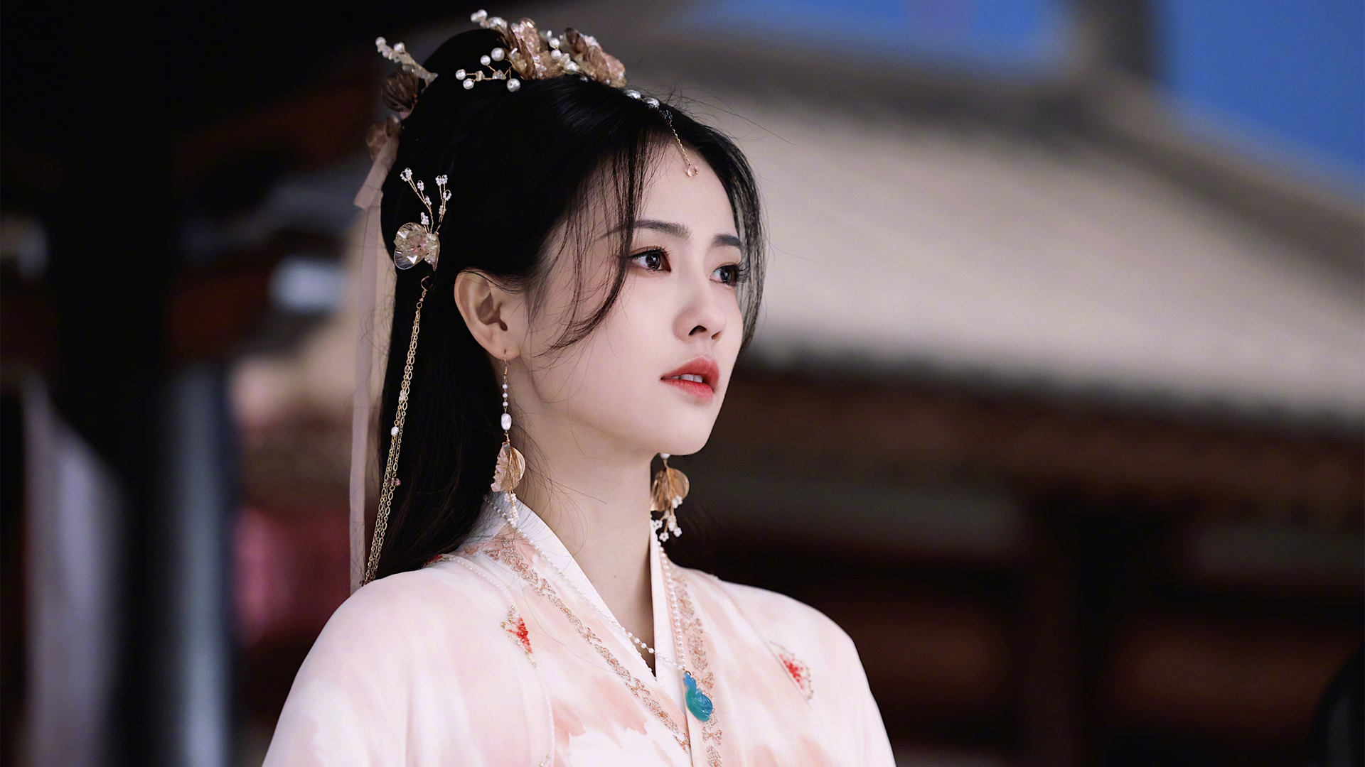 《长月烬明》白鹿高清剧照，免费影视桌面壁纸，一键下载美化电脑屏幕