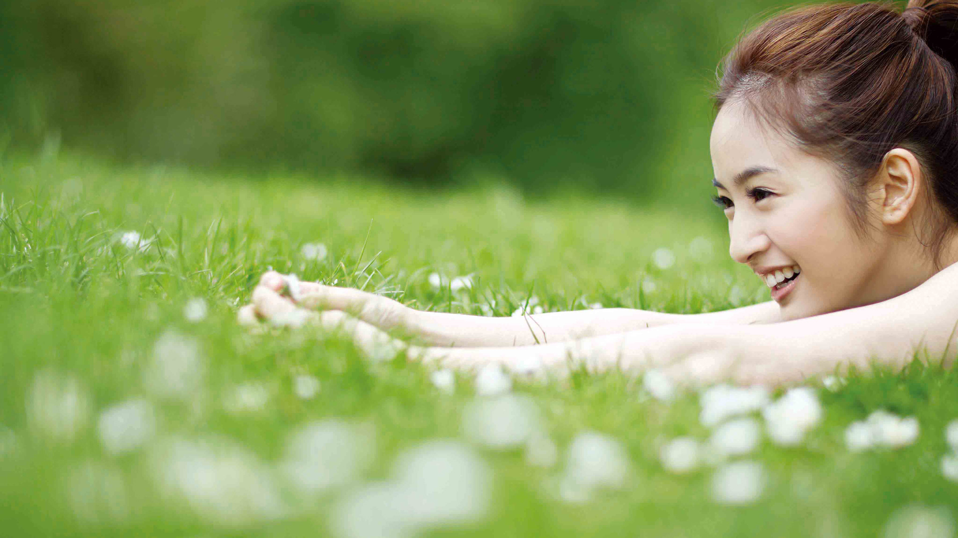 林依晨甜美阳光，森女系萌妹纸，绿草地背景美女壁纸免费下载