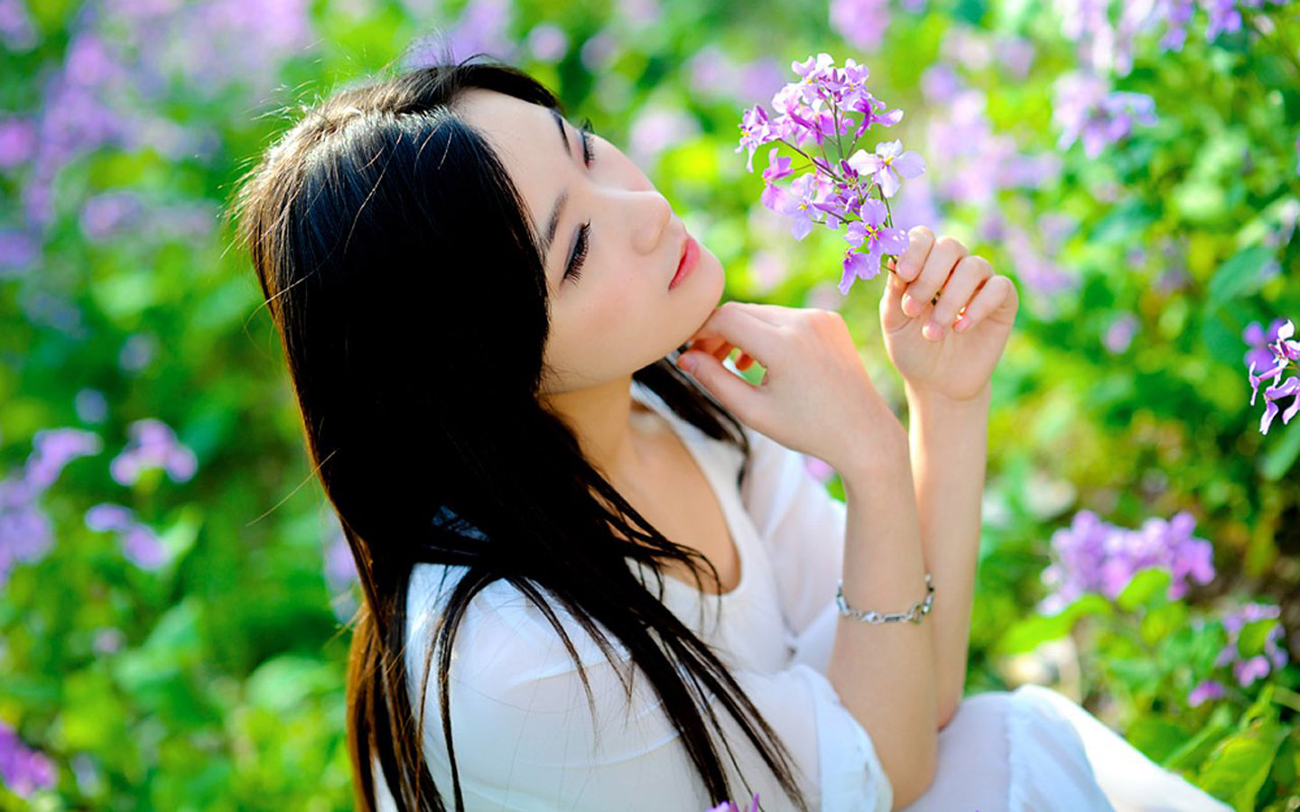 绿色清新美女桌面壁纸，免费下载高清电脑背景图片