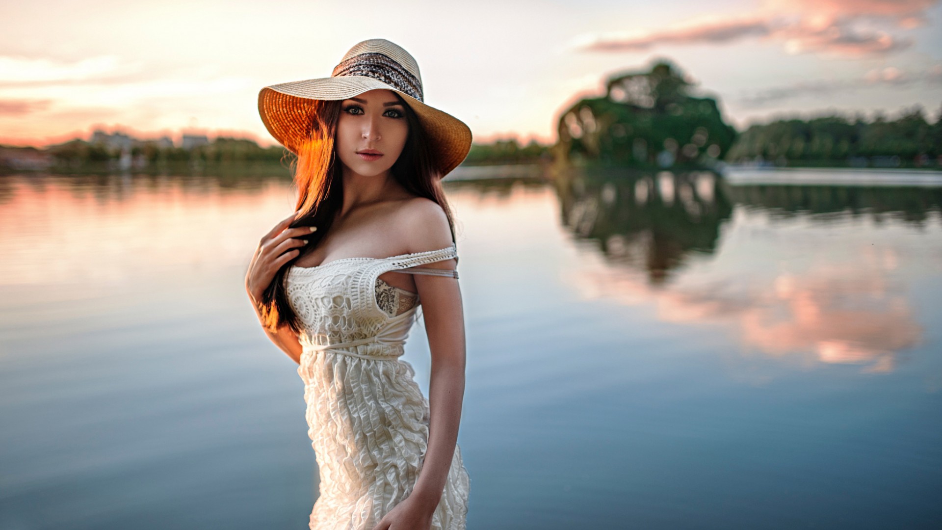 湖边美女倩影，戴帽佳人着性感裙装，绝美壁纸免费下载装点桌面