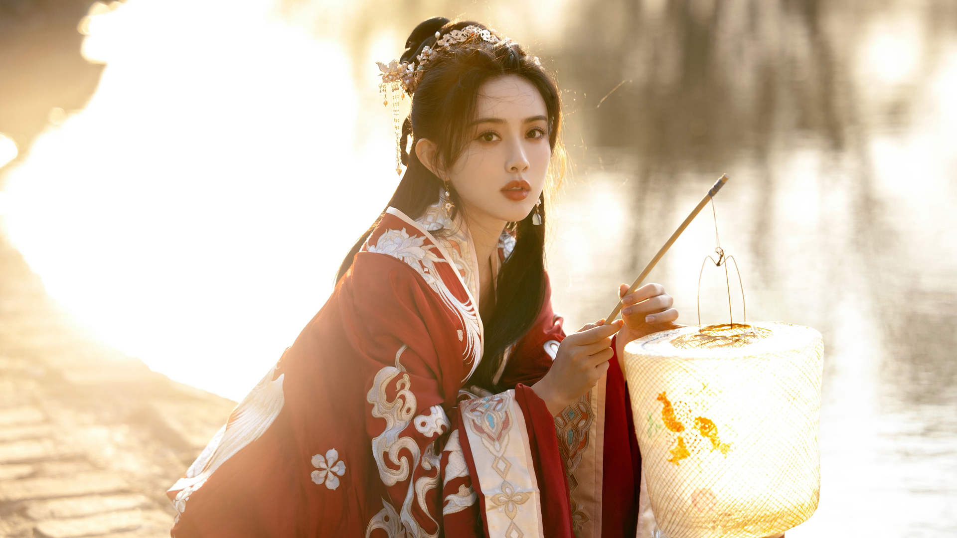 孟子义古装红裳映灯笼，美女壁纸免费下载，电脑背景新选择
