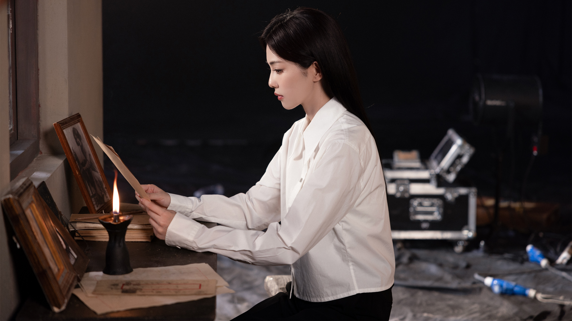 白鹿侧颜美照，白衬衫造型高清美女壁纸免费下载