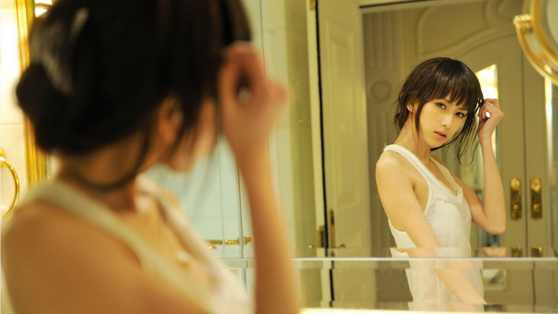 绝美浴室女神壁纸，高清免费下载，装点你的电脑桌面