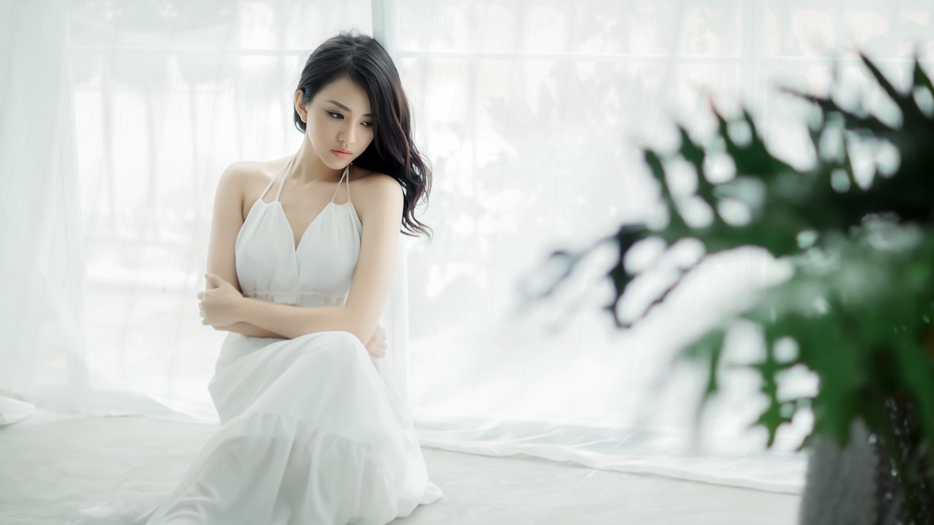 性感美女白色礼服桌面壁纸，高清免费下载，电脑美化首选