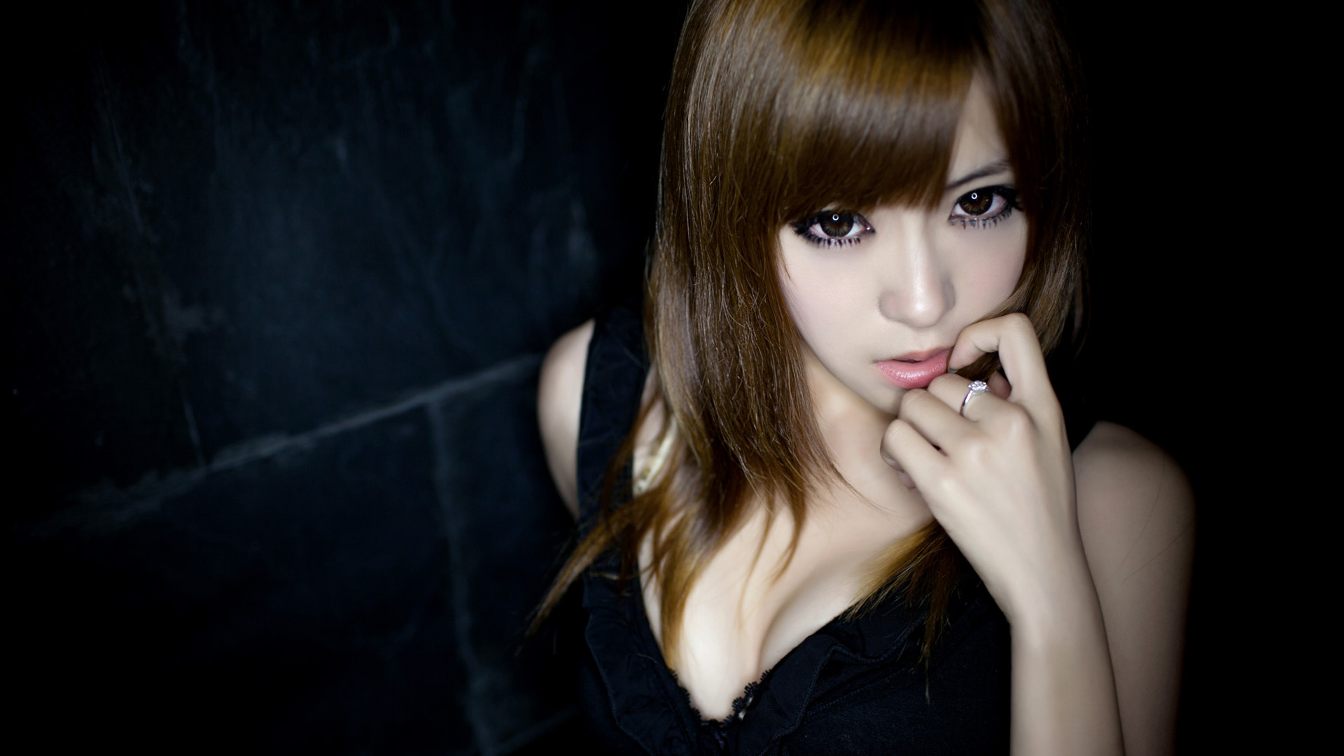 黑色性感美女电脑桌面壁纸