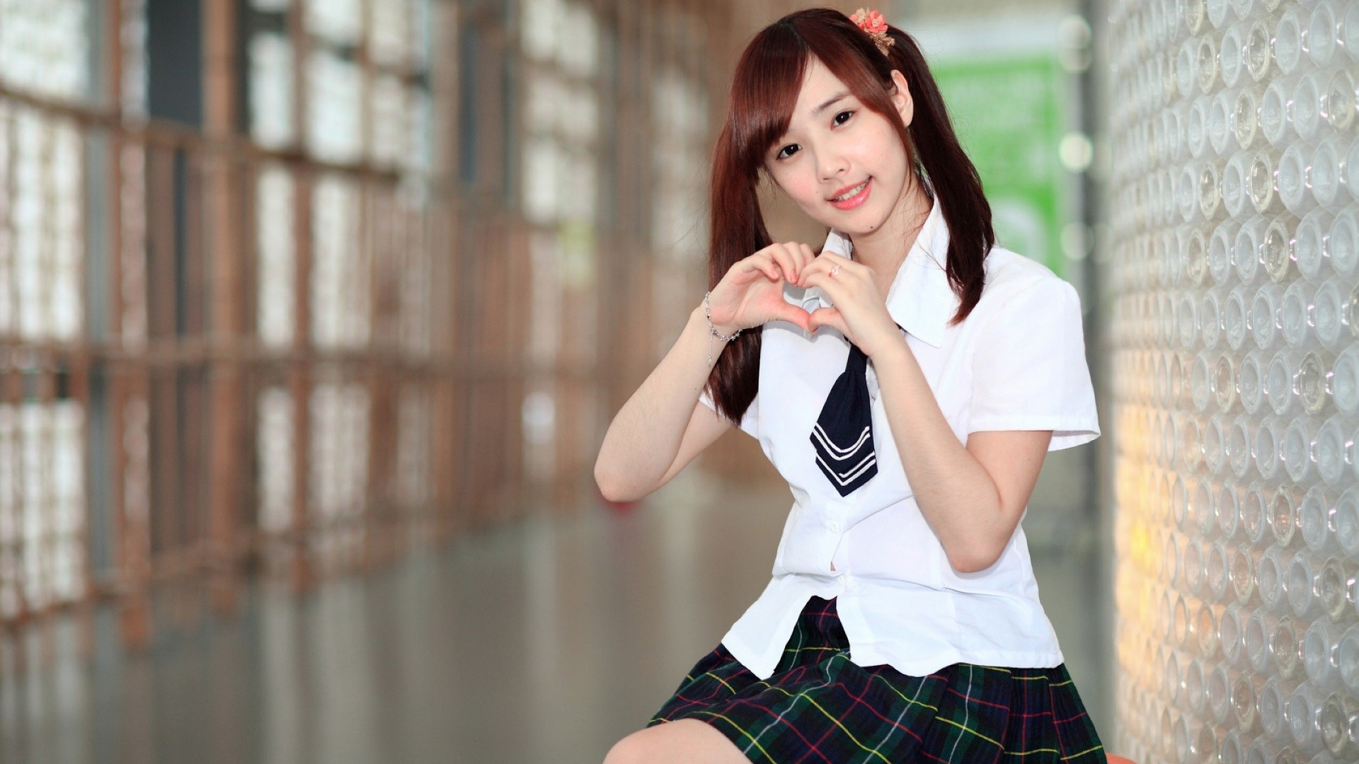 清纯学生发型美女壁纸，免费桌面壁纸下载