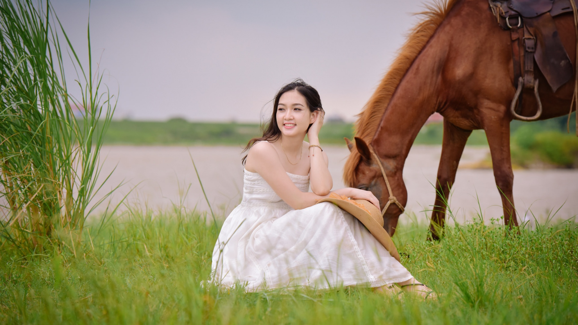 河边长发美女微笑骑马，高清桌面壁纸免费下载