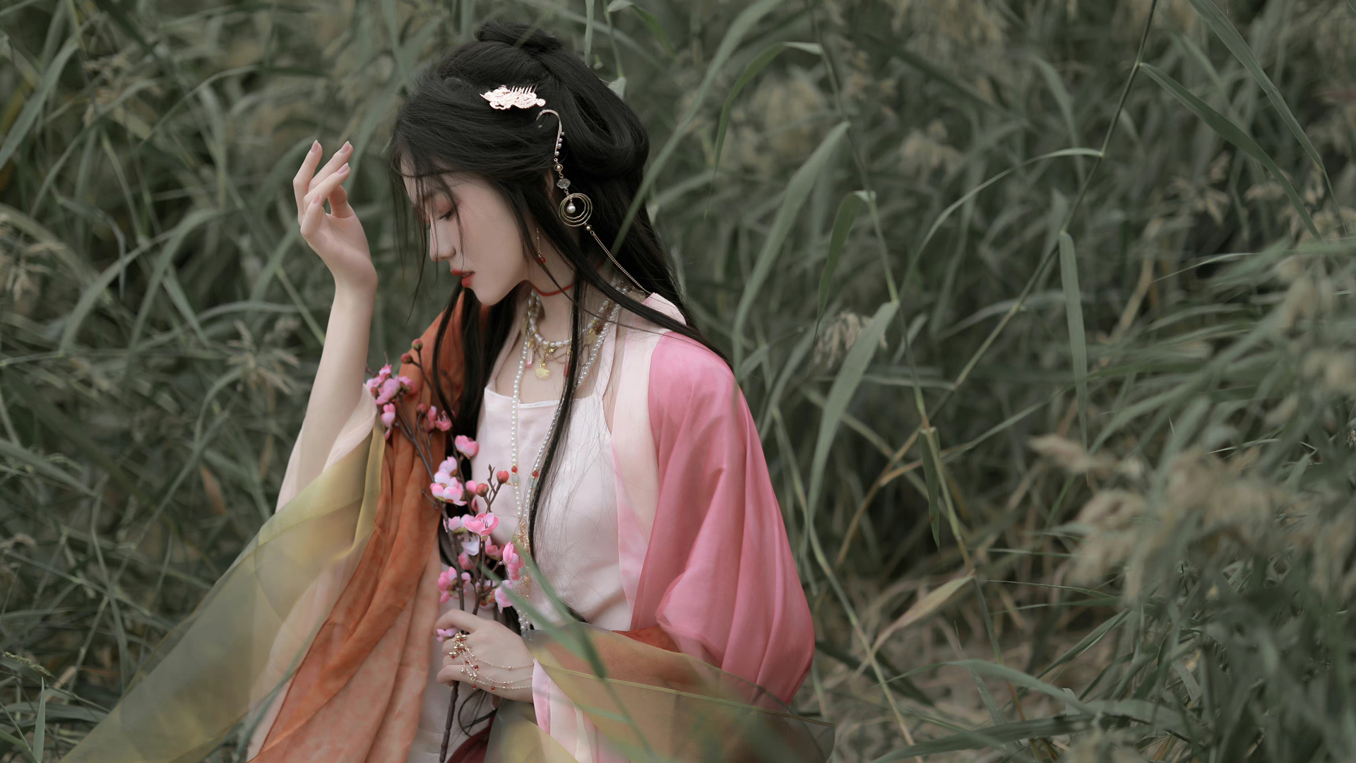 古风侧脸美女壁纸，粉色户外裙裳映衬花之雅韵，免费电脑壁纸下载