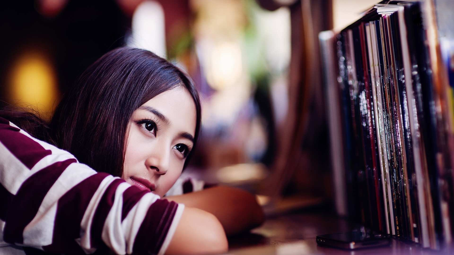 美女书桌时光，明亮眼眸映青春，手机课本寄思念，免费壁纸下载心情伴