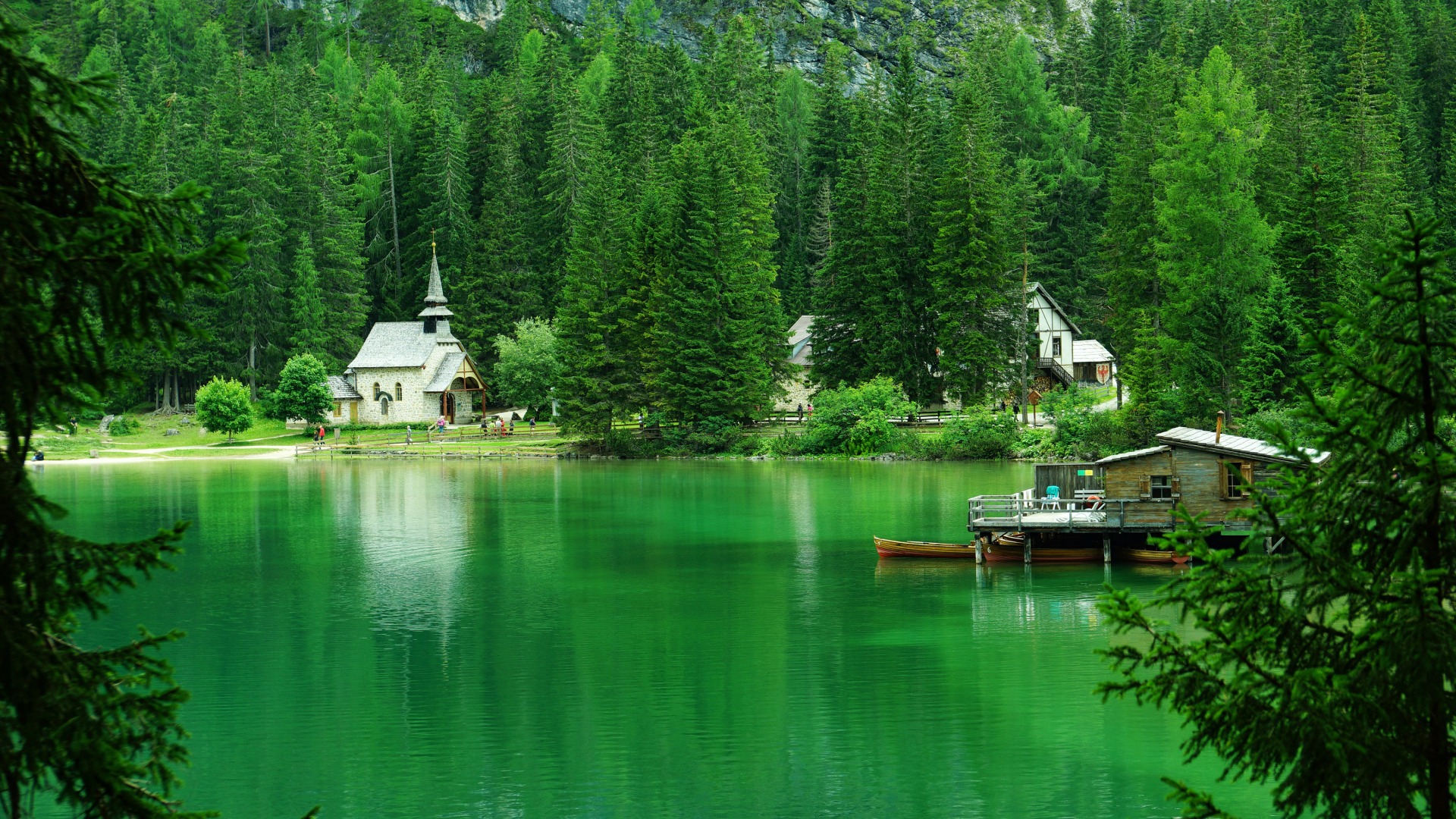绿色森林山脉湖泊美景壁纸，免费高清自然风景电脑壁纸下载