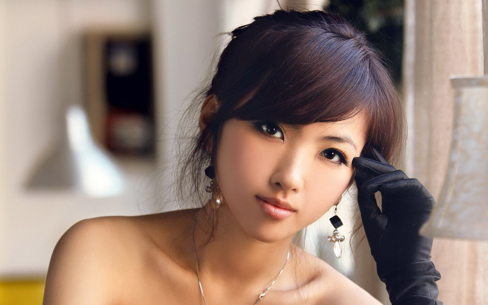 凝视的美女桌面壁纸