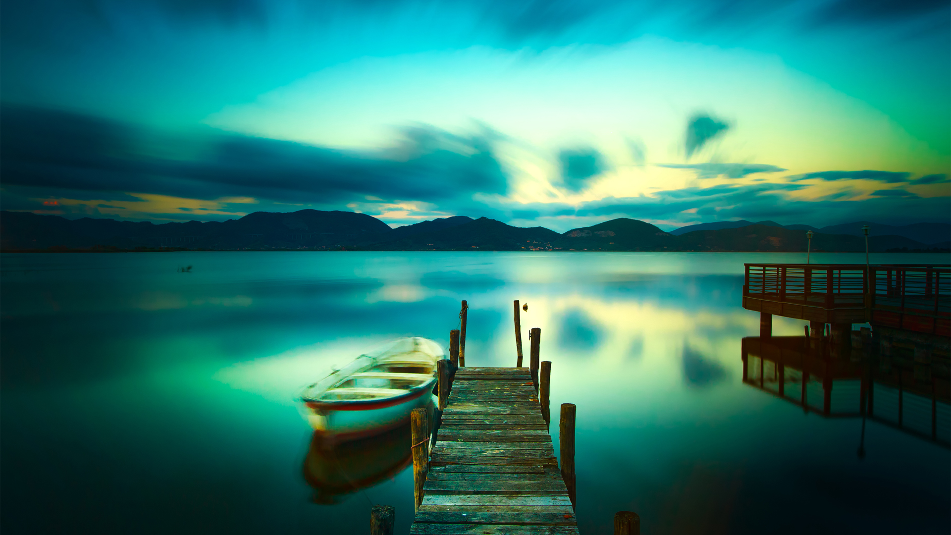 码头船影湖光壁纸，绝美风景，免费电脑壁纸下载