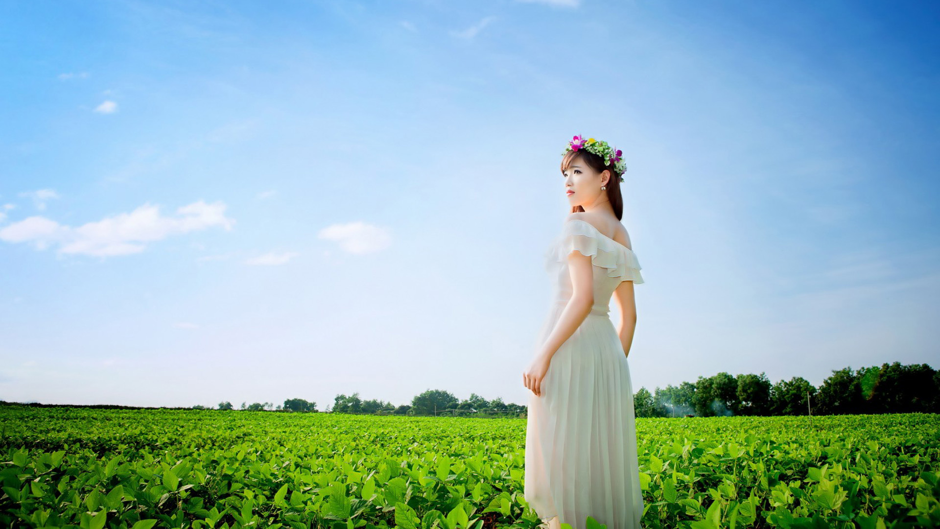 女孩穿洁白裙子，融入自然天空之美，精选桌面壁纸免费下载！