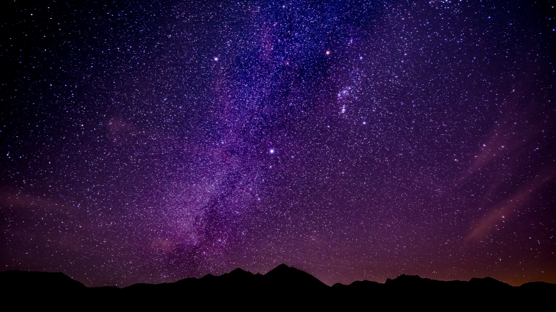 梦幻银河之夜，山峦与繁星共绘，自然美景免费电脑壁纸下载