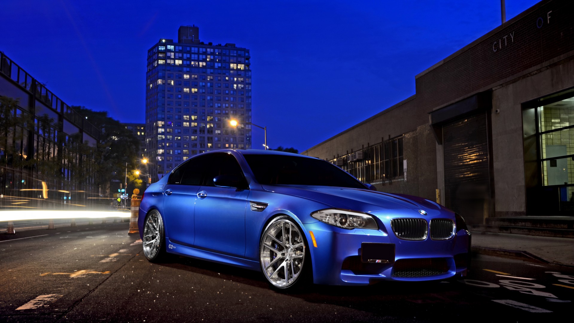 BMW M5夜晚街道高清壁纸 - 免费宝马汽车电脑壁纸下载