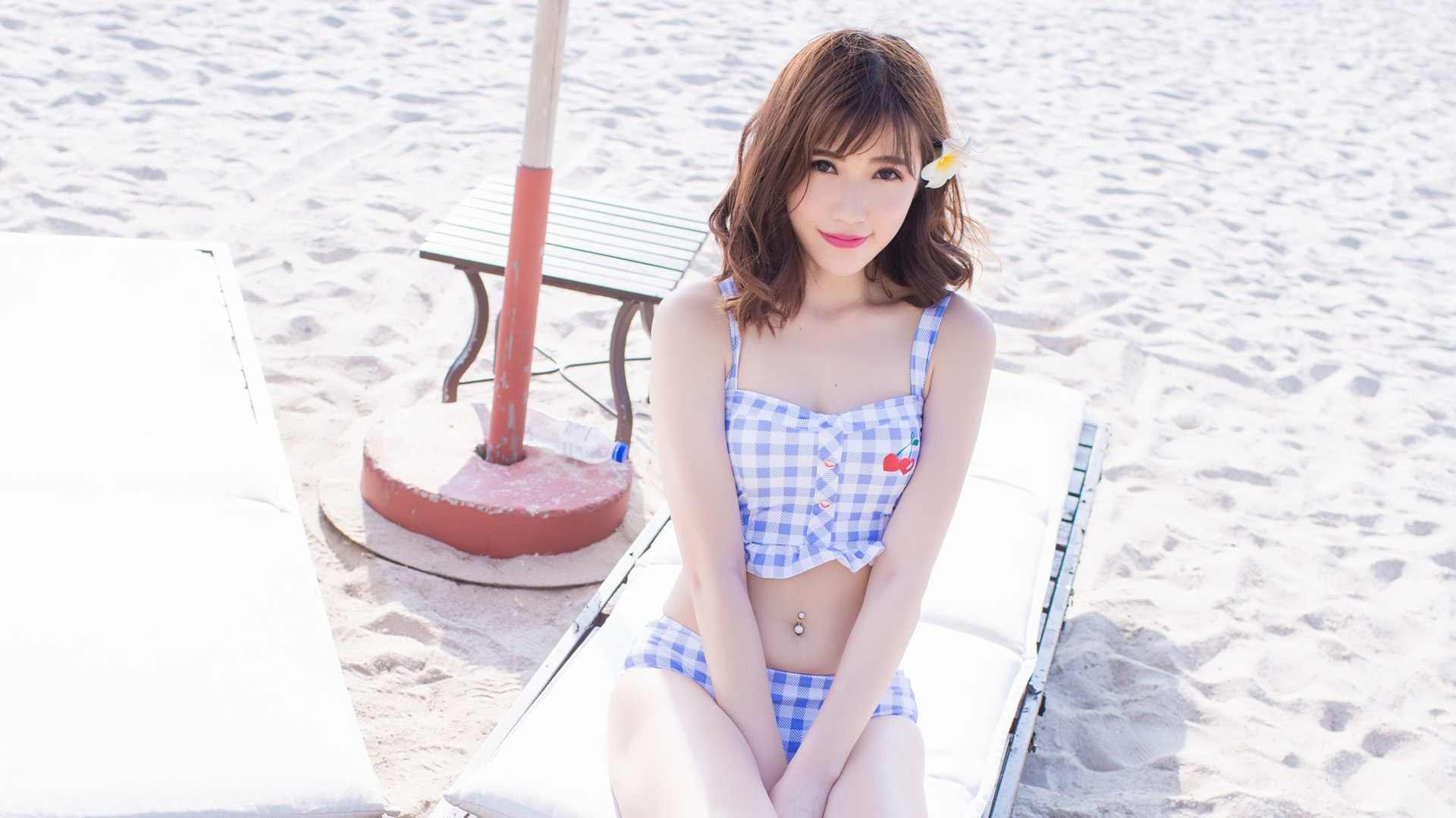 海滩风情，Sandy陈天扬泳装倩影，性感大胸美女壁纸免费下载
