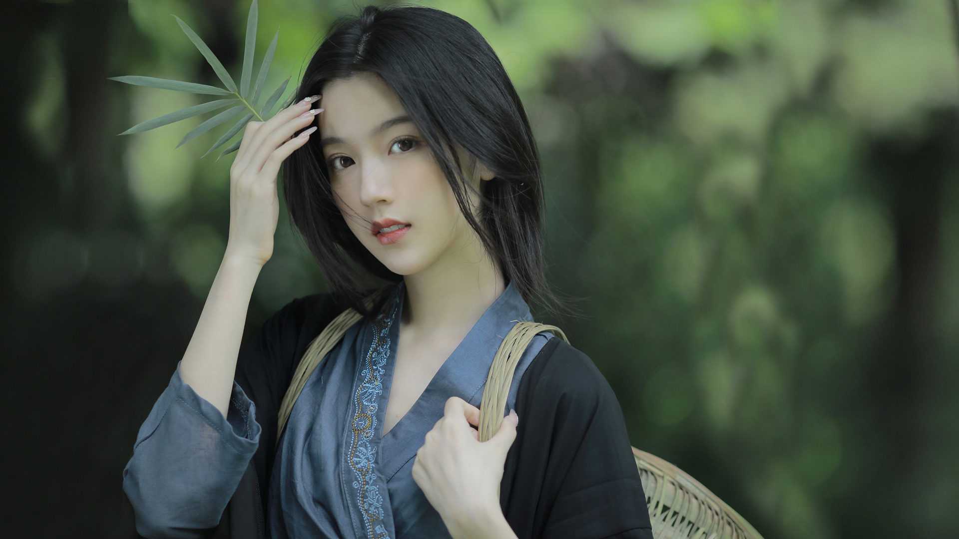 乡间竹韵，清纯美女壁纸，竹篓竹叶元素，免费电脑壁纸下载
