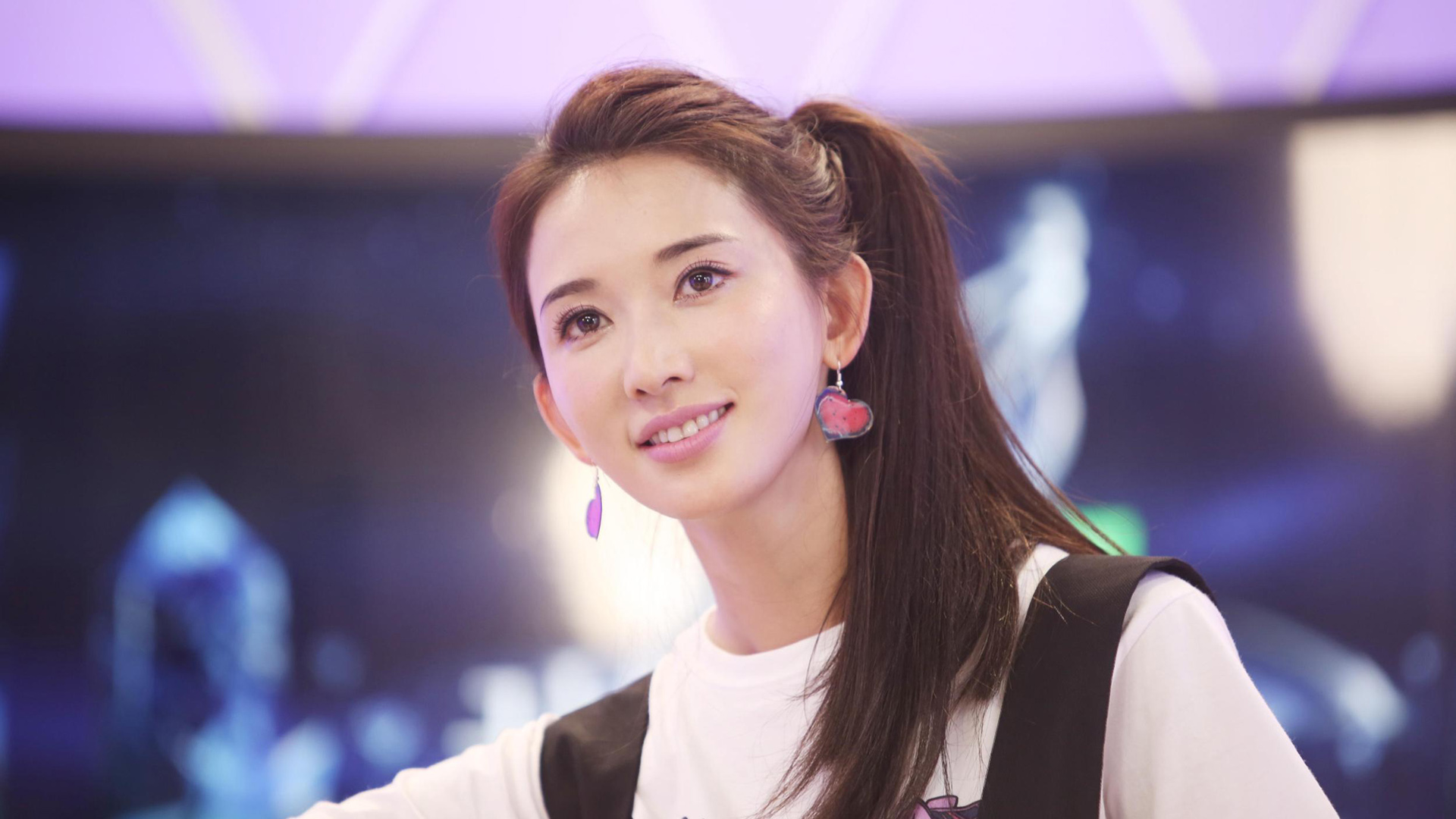 林志玲清新马尾辫美女壁纸，免费电脑桌面背景下载
