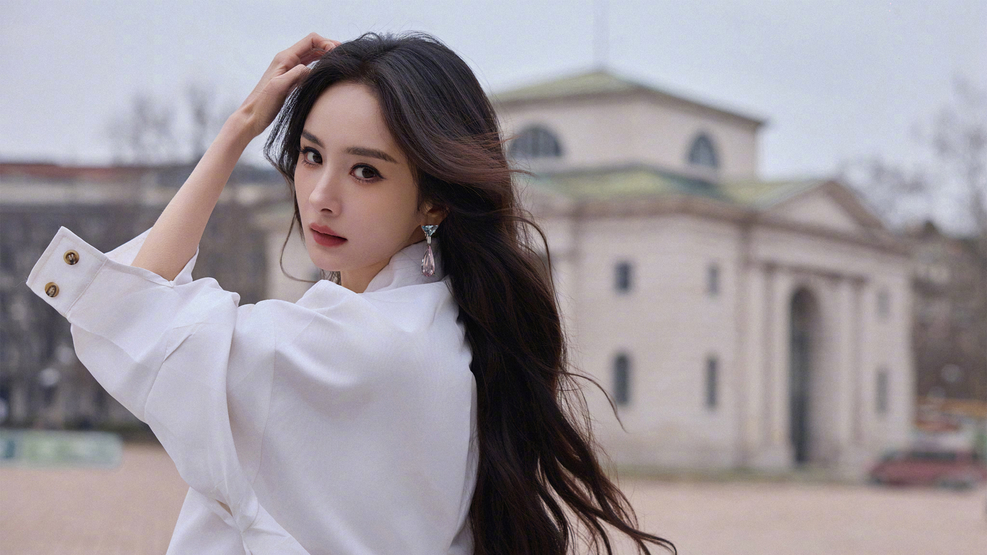 杨幂白色衣服美女回头高清免费电脑壁纸下载