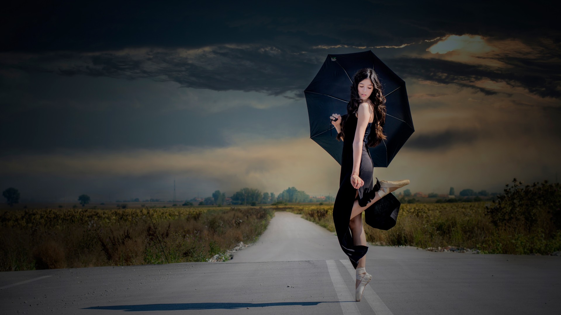 芭蕾舞美女足尖轻舞，雨中伞下倩影，免费电脑壁纸下载