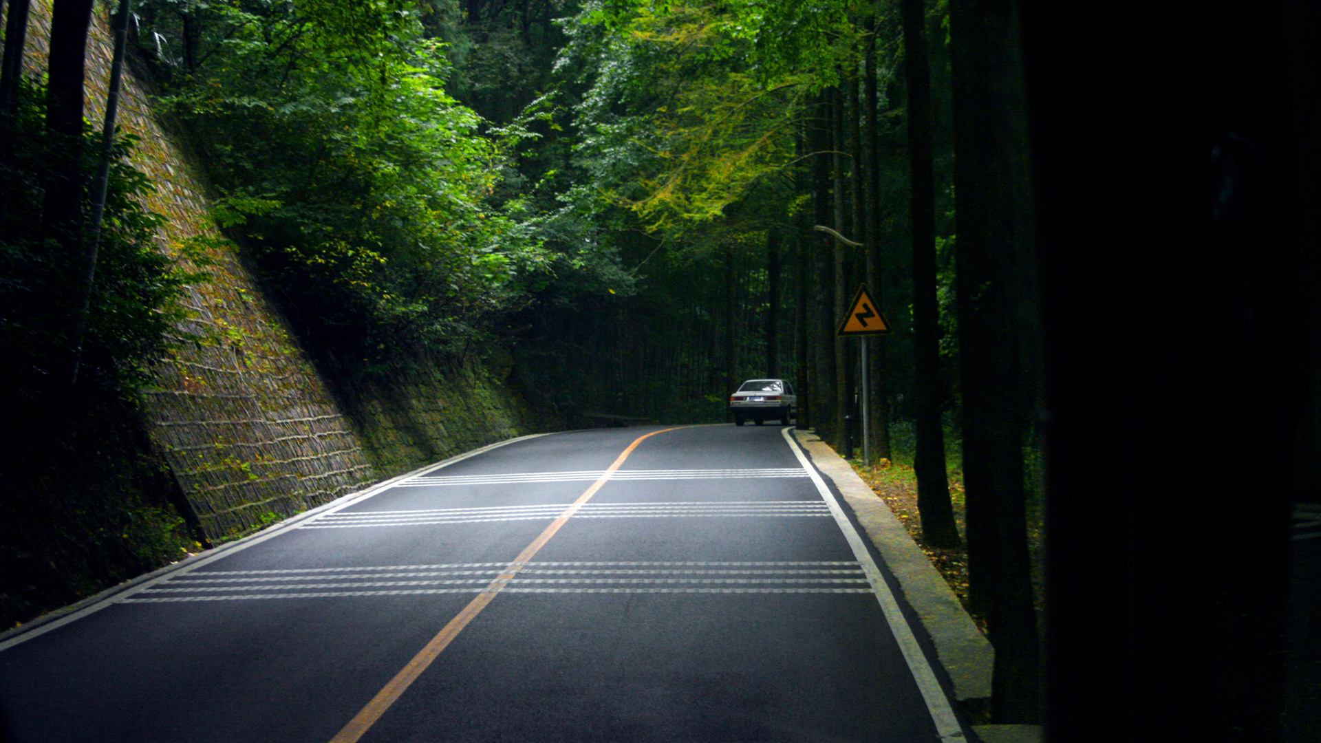 幽深森林公路美景，免费高清桌面壁纸，一键下载