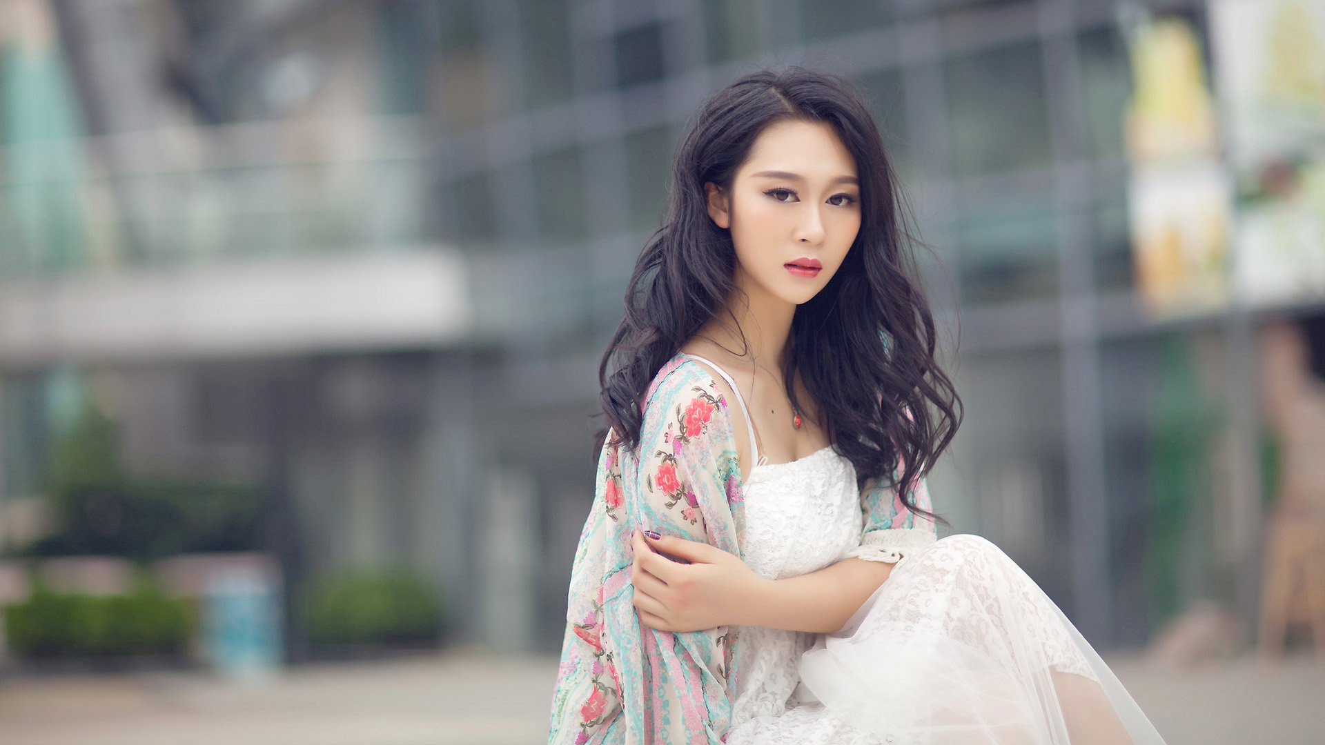 卷发清纯美女壁纸，精选免费电脑壁纸，一键下载！