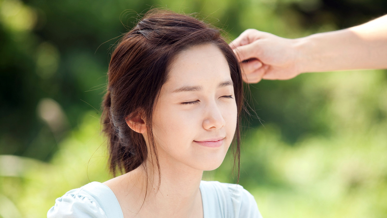 美女闭眼桌面壁纸，高清免费下载，装点你的电脑桌面
