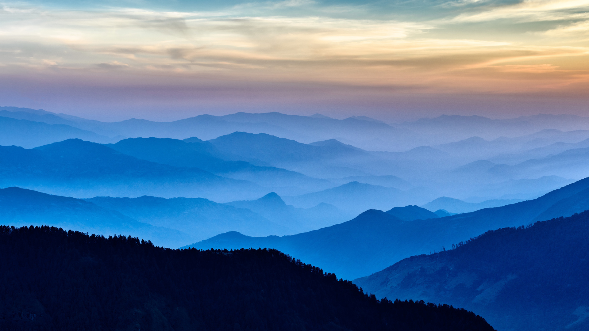 连绵起伏的山峰2K风景桌面壁纸