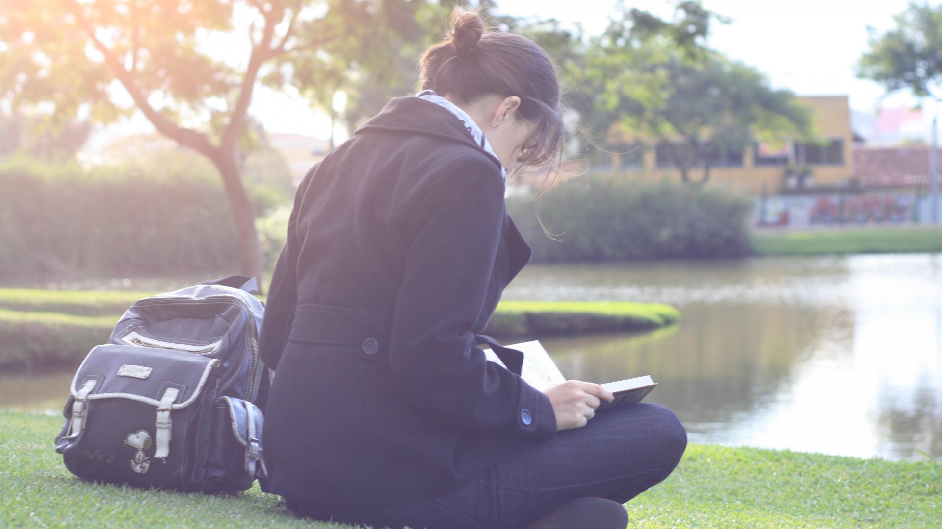 女孩在公园湖畔静享阅读时光，自然风景中的书包与桌面壁纸人物，免费电脑壁纸下载