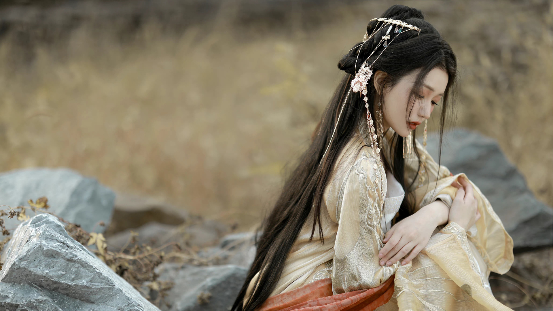 绝美古风长发美女侧颜，华丽头饰点缀，高清壁纸免费下载
