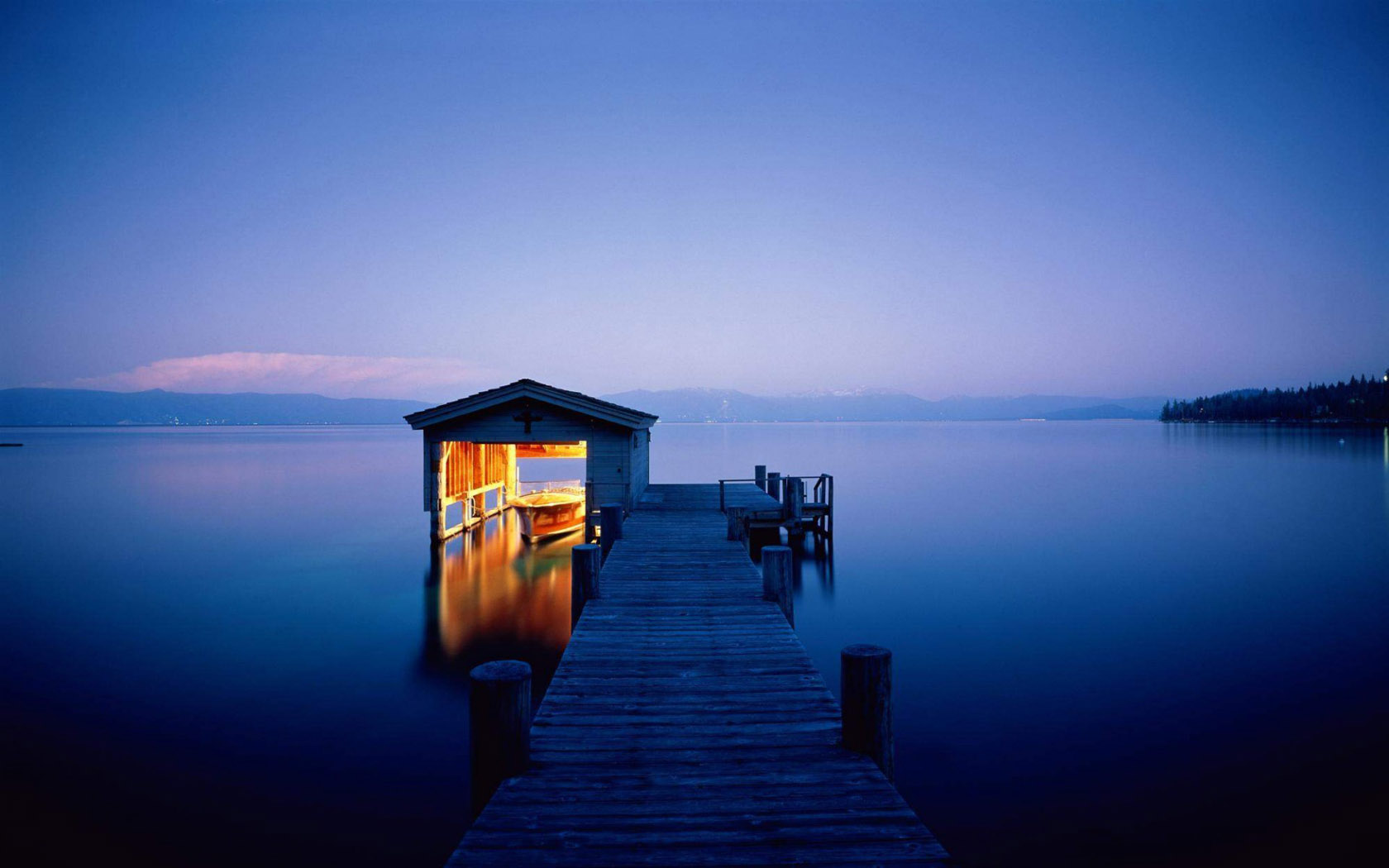 美丽湖边小屋壁纸