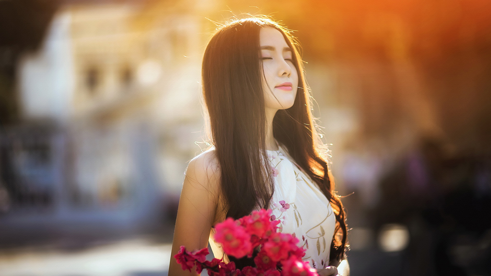 长发美女鲜花背景唯美电脑壁纸，免费高清下载