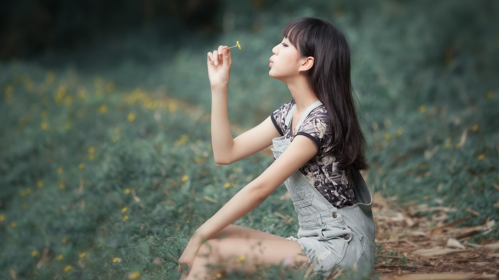 户外清新背带裤女孩小花桌面壁纸