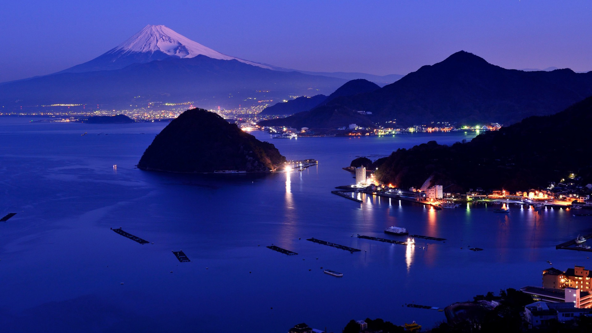 夜晚城市海景与日本富士山融合，灯光璀璨，绝美风景电脑壁纸免费下载