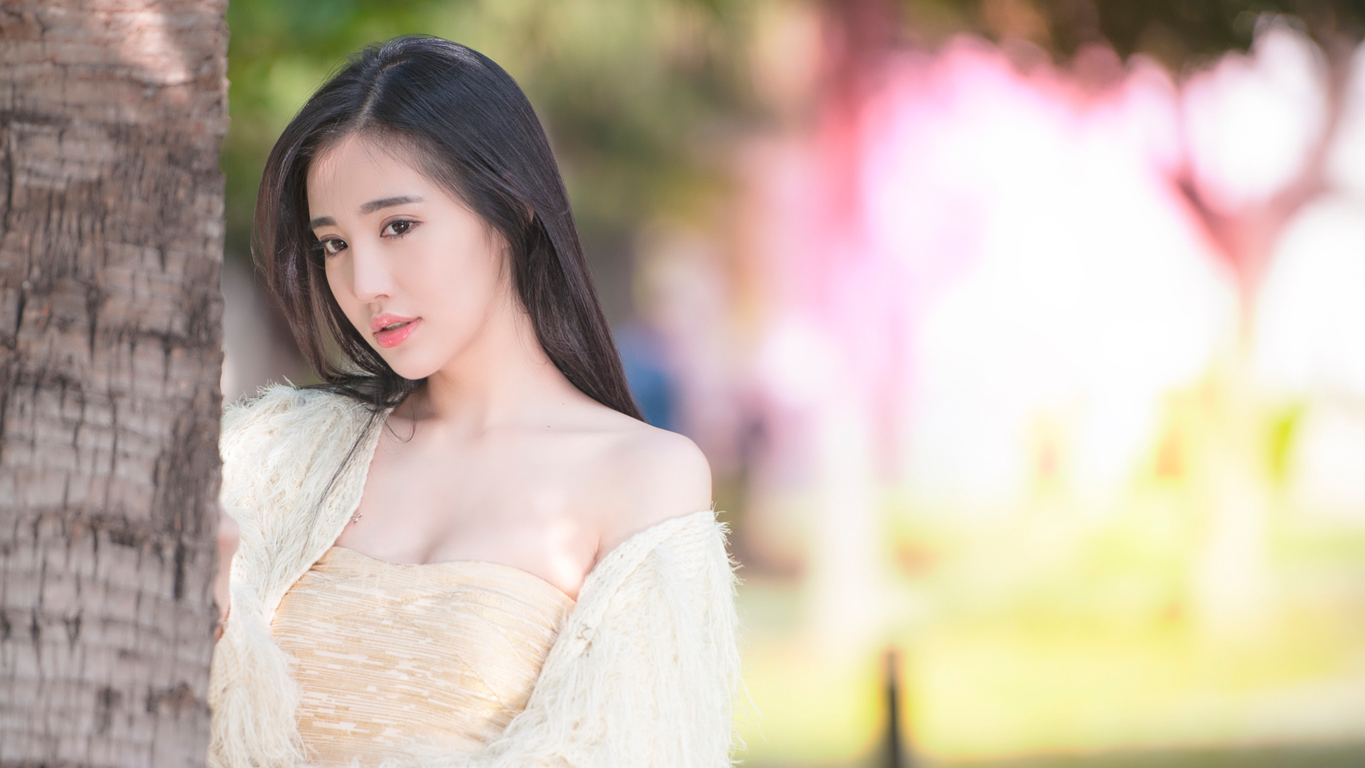 长发性感美女壁纸高清大图，免费下载电脑桌面背景