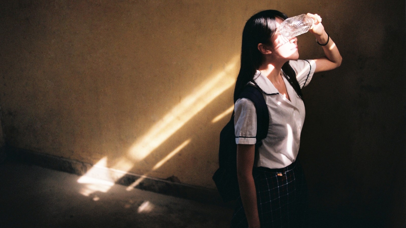 再见学生时代，伤感女孩意境桌面壁纸，非主流风格免费下载