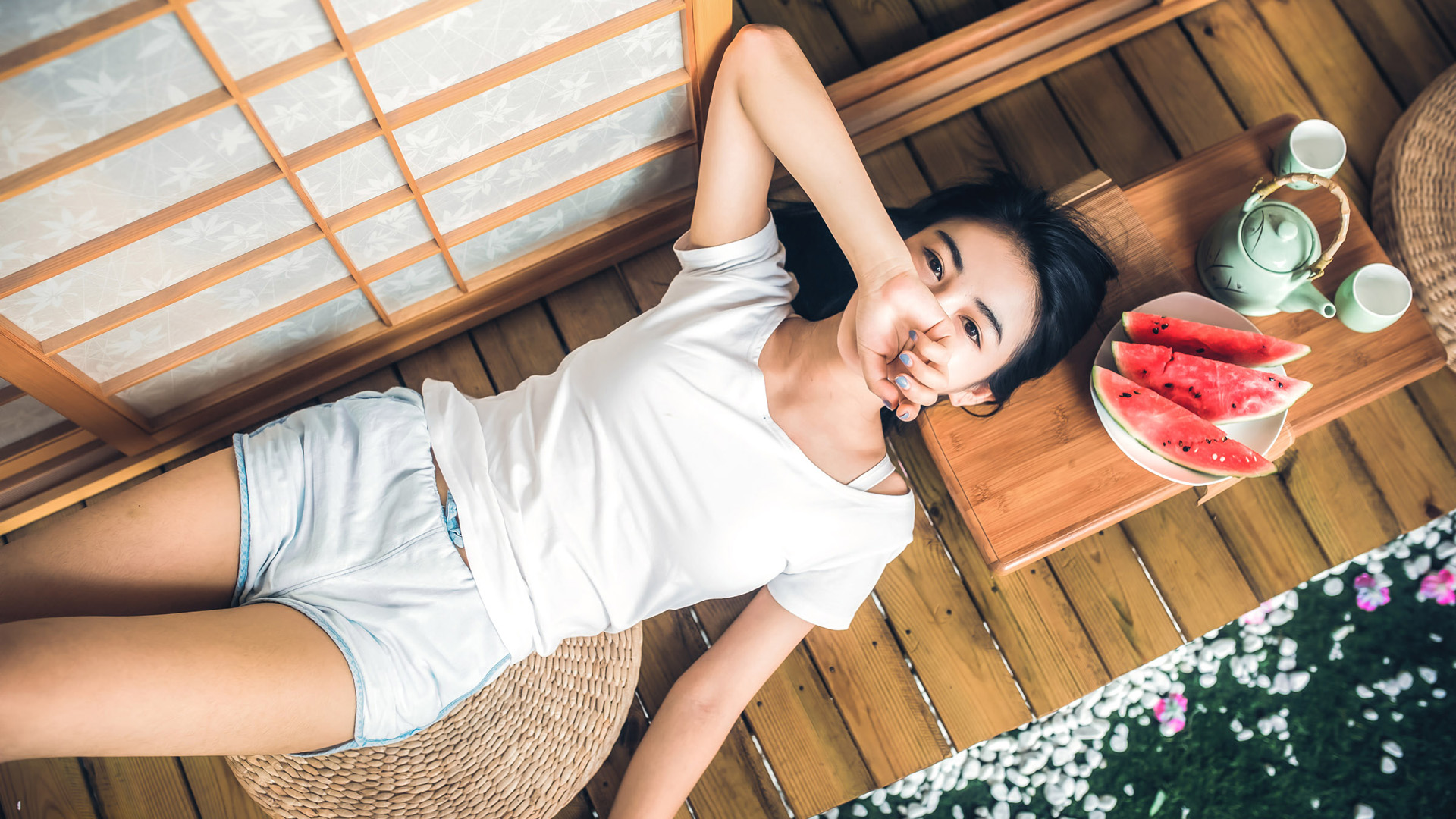 小清新美女平躺电脑壁纸，免费下载白色短袖短裤美女图片