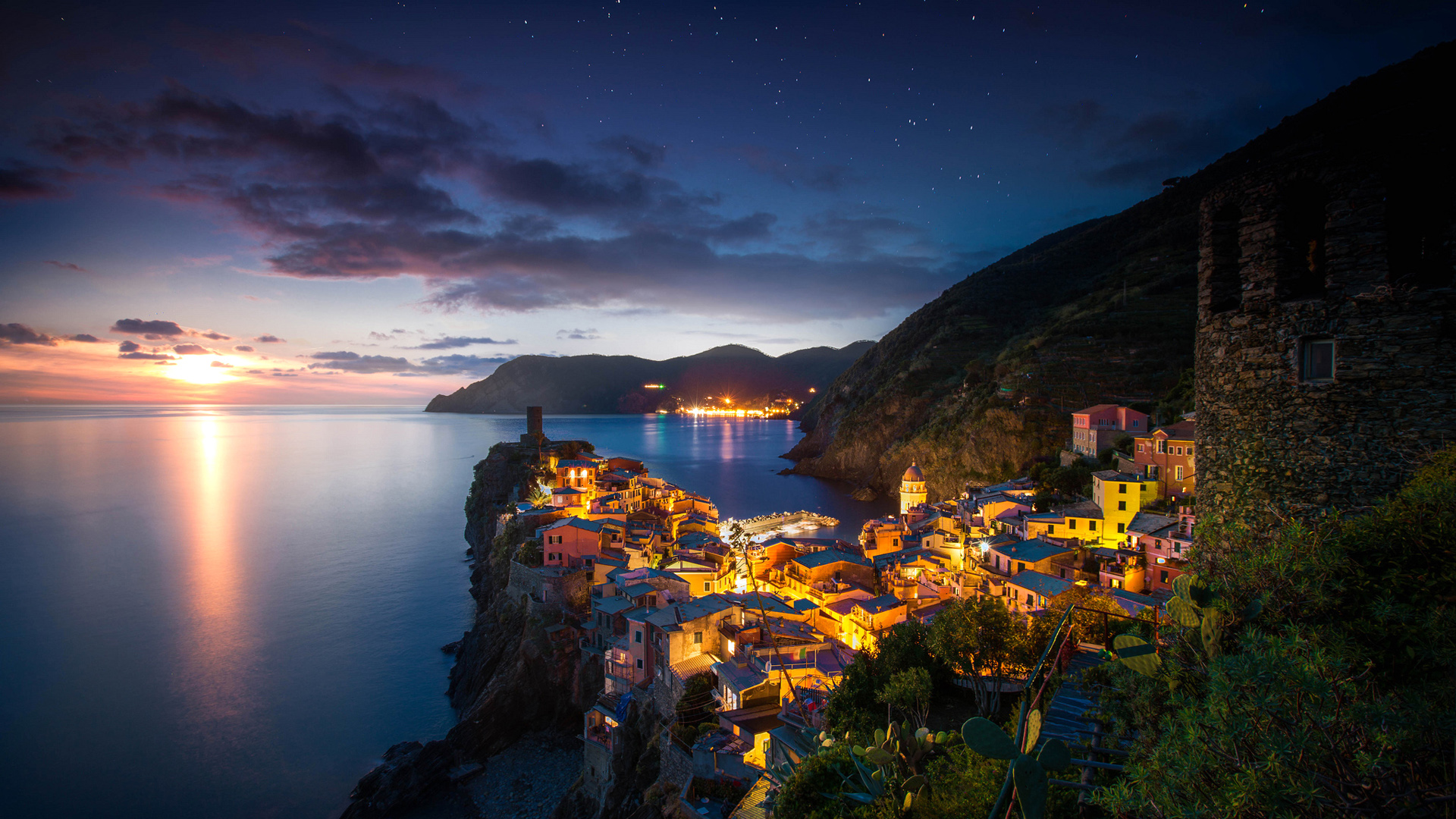 海星闪烁，山影朦胧，韦尔纳扎夜晚的岩石与灯光，绝美风景壁纸免费下载