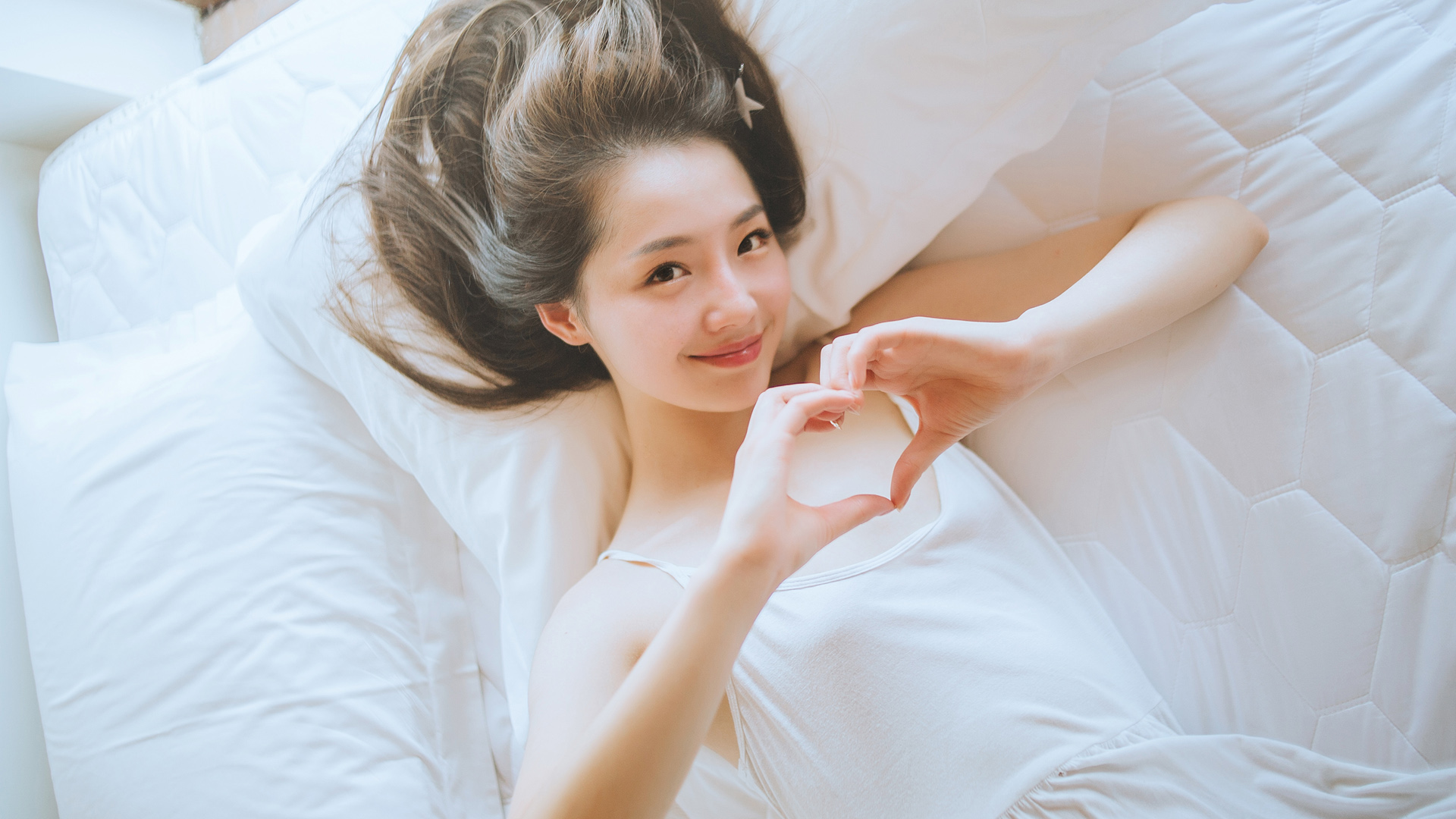 清纯美女妮妮爱心手势壁纸，2K高清免费下载
