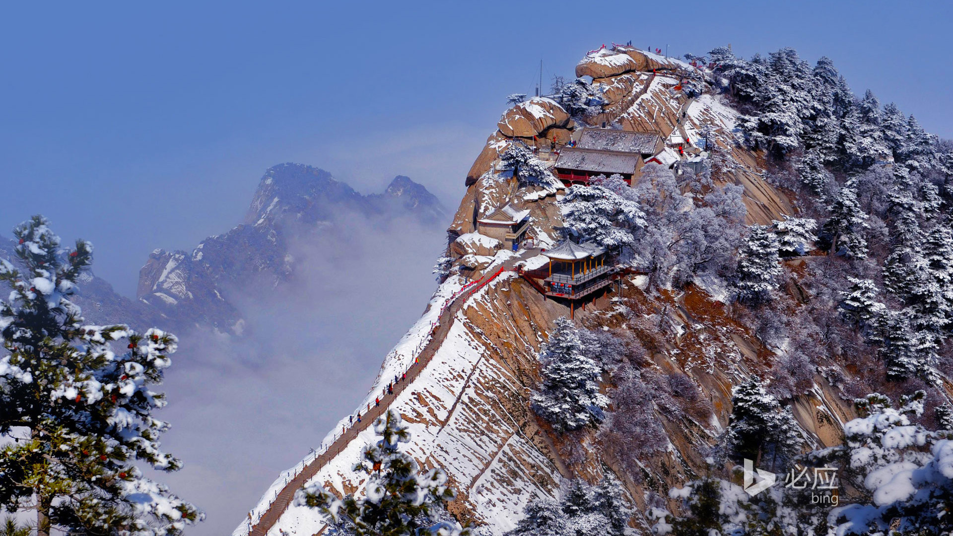 雪中华山，险峰雪景之美，免费高清电脑壁纸下载